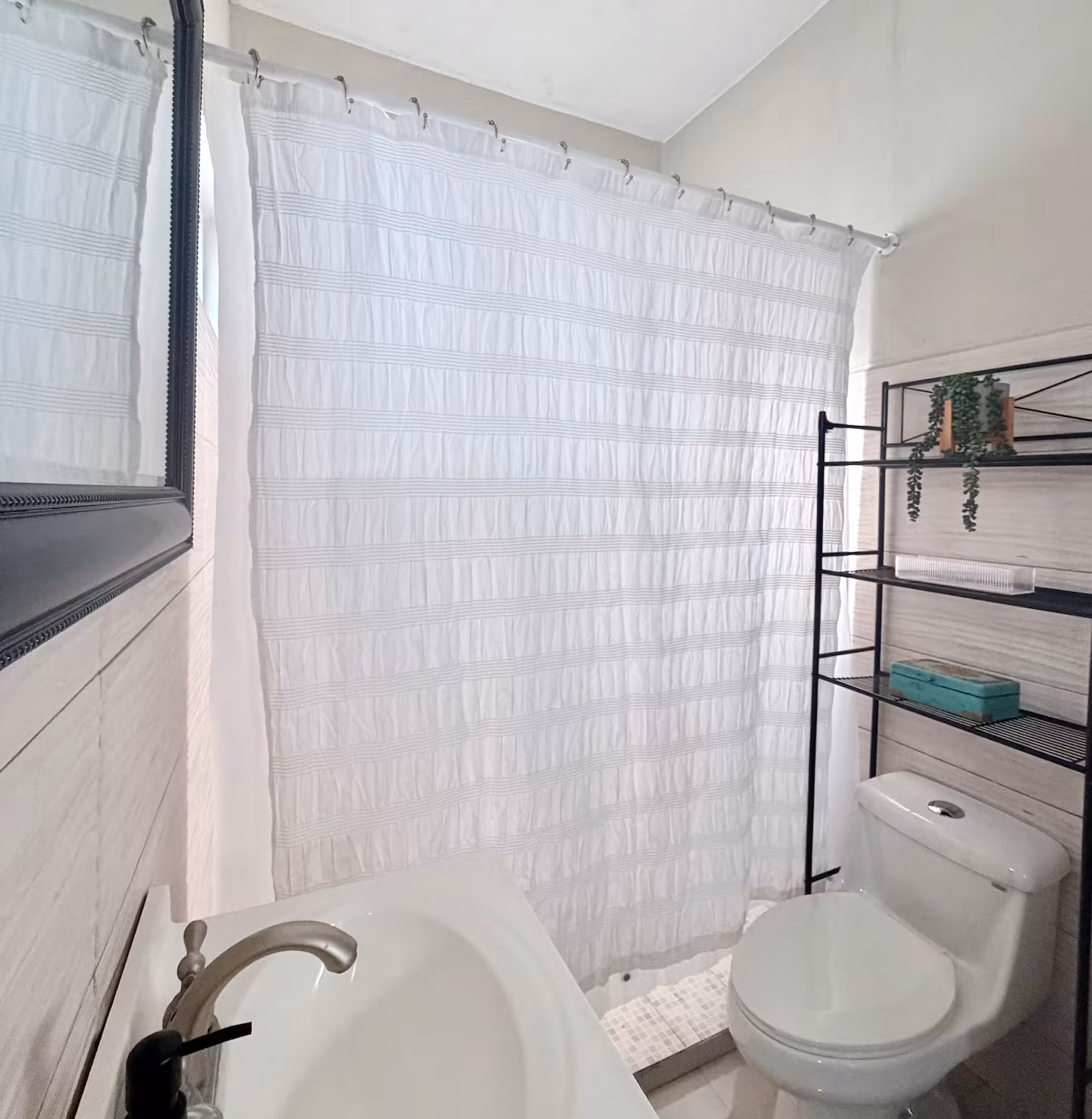 Baño con regadera y lavabo