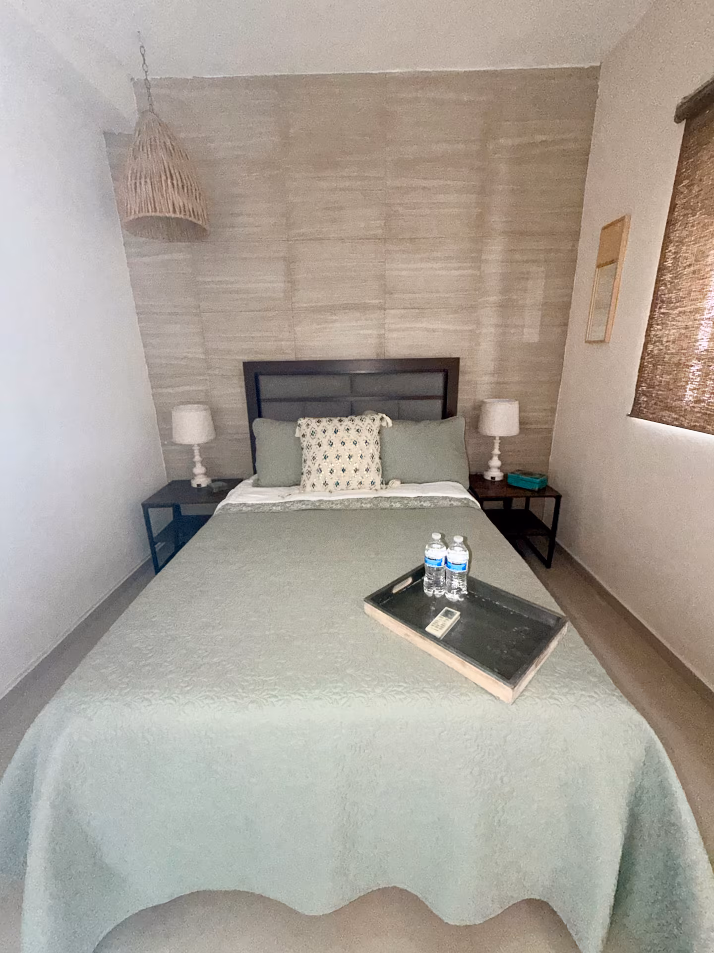 Recámara con cama matrimonial en hospedaje corporativo en Guadalupe