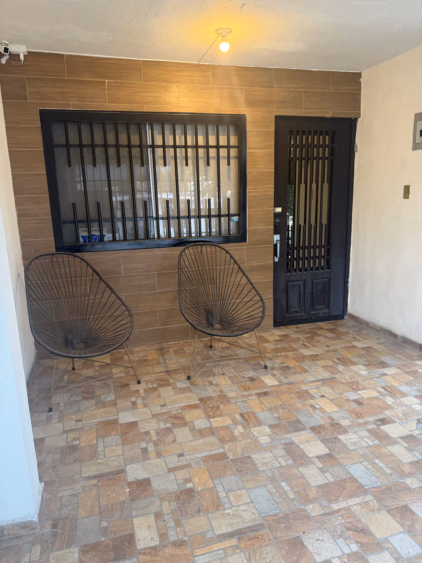 Patio techado con acceso a la casa y estacionamiento