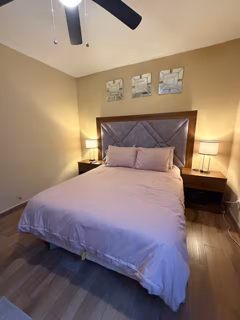 Recámara amueblada con cama matrimonial